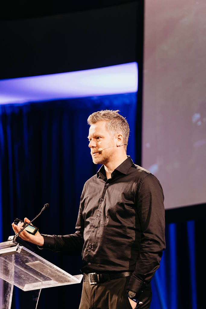 Sondre presenting at a conference
